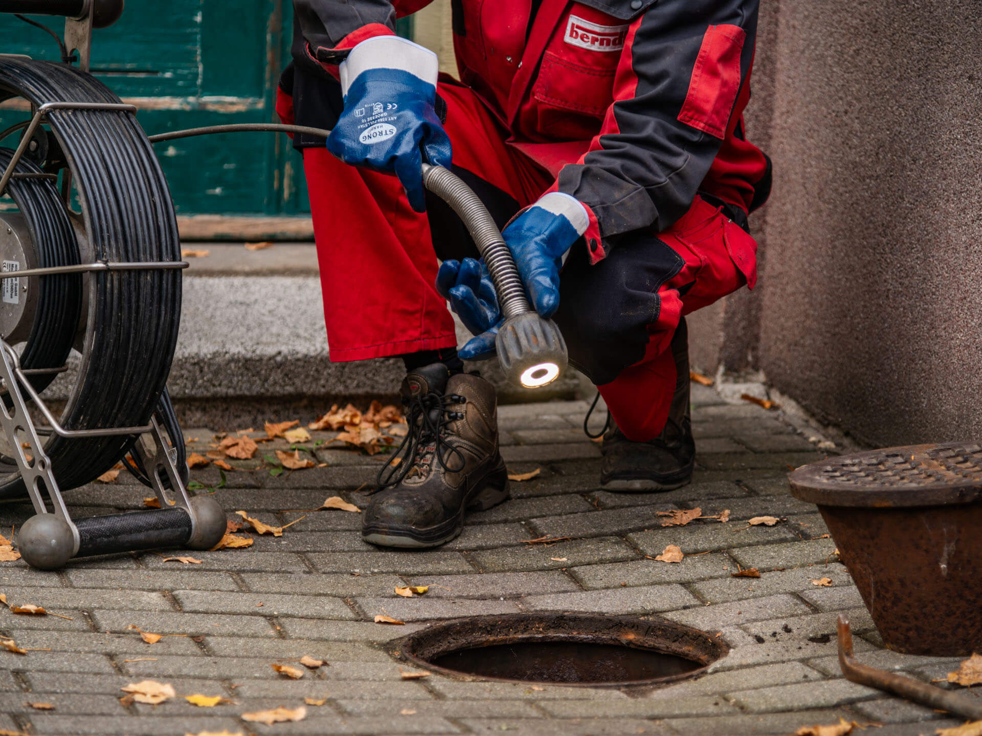 Unser Monteur im Einsatz bei der Inspektion einer Grundstücksentwässerungsanlage